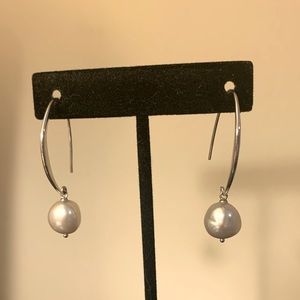 Pale gray freshwater pearl earrings on 925 sterling silver demi-hoop.